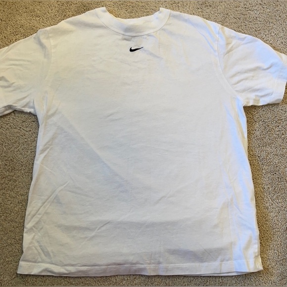 ASOS Nike essential boyfriend t-shirt in white - Picture 4 of 9